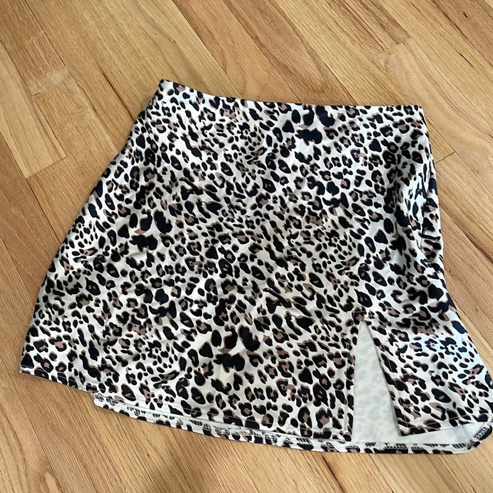 Leopard mini skirt with slit